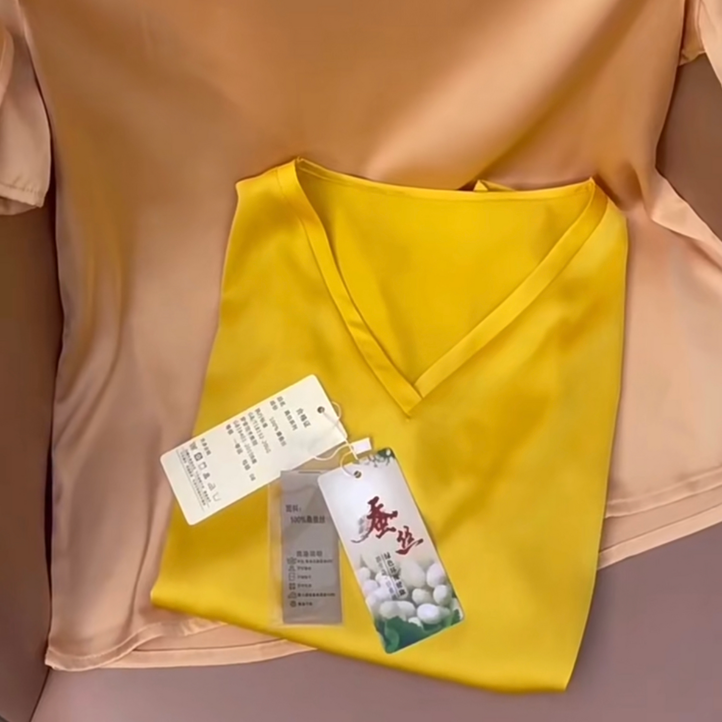 T-shirt en soie naturelle pour femme à manche courte, col V